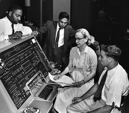 写真は https://en.wikipedia.org/wiki/Grace_Hopper から